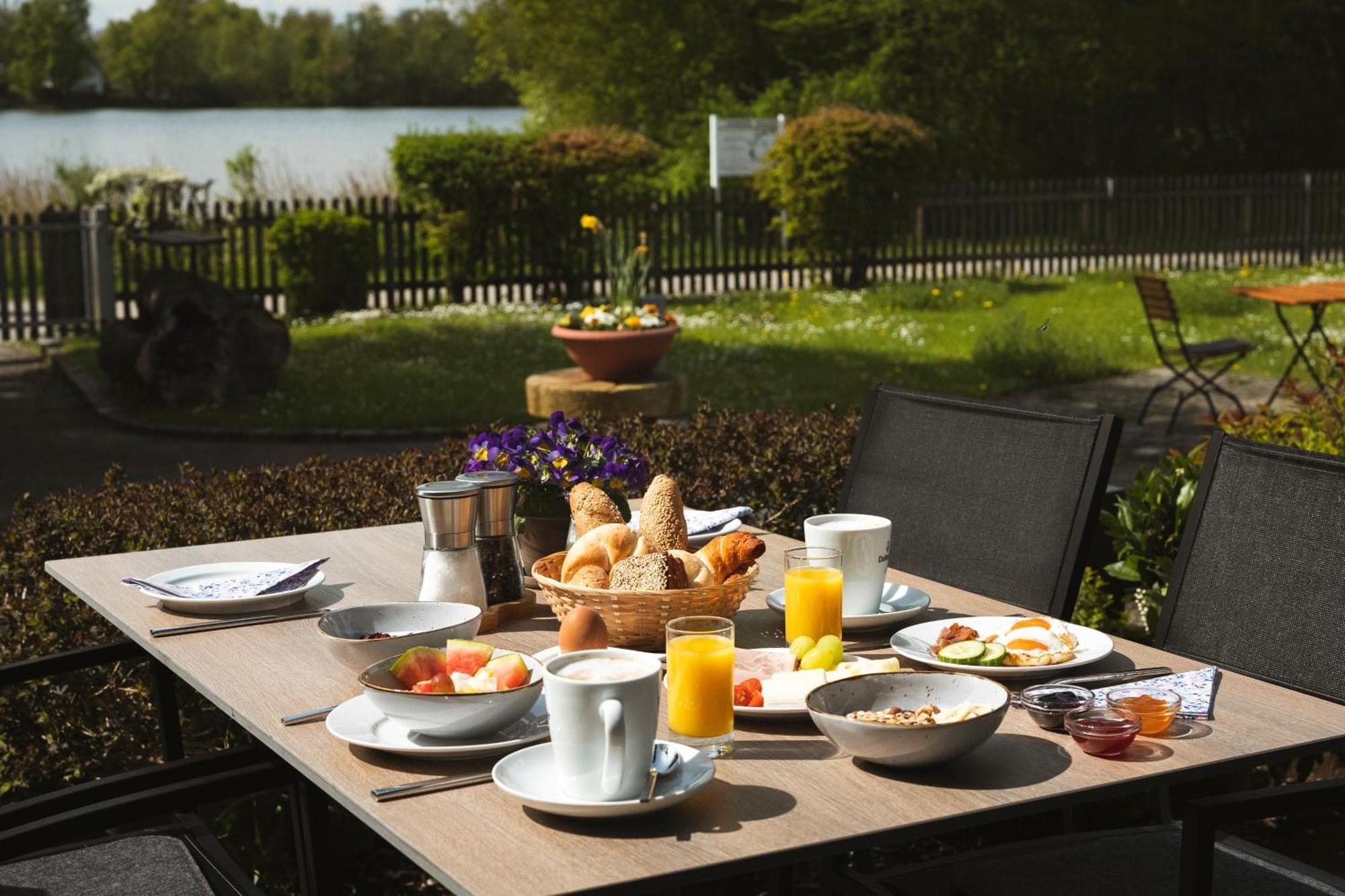 Sopherl Am See - Fruehstueck Auf Der Seeterrasse, Sehr Ruhig Und Wunderschoen Am See, 3 Minuten Nach Oberpfaffenhofen, Viele Radtouren, Restaurants & Cafes In Der Umgebung Weßling Esterno foto